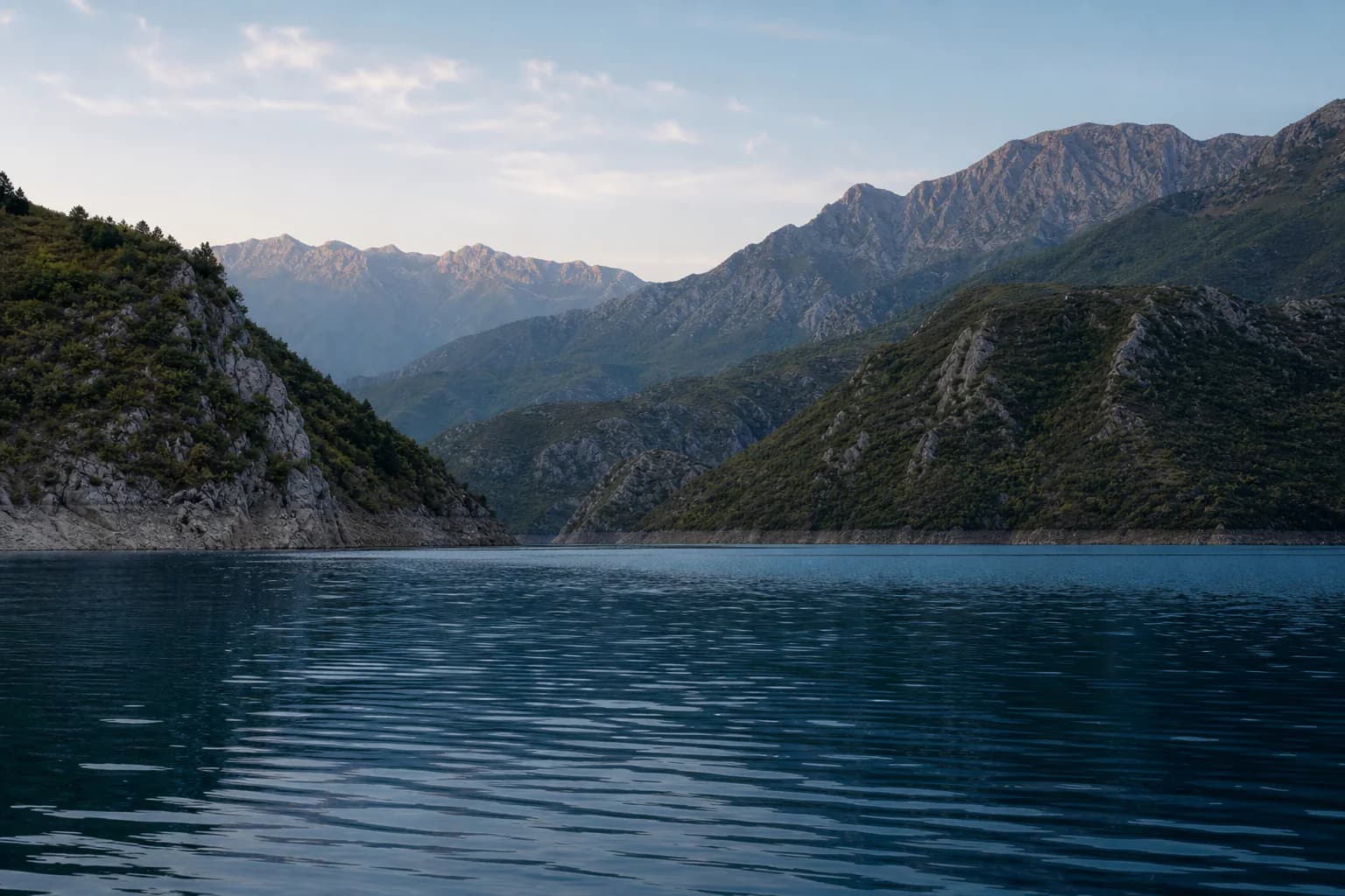 Pamje atmosferike e gjeneruar e një liqeni malor